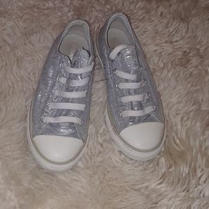 Girls Chuck Taylors